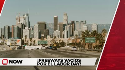 Carreteras sin tráfico, autos aislados, cielo despejado