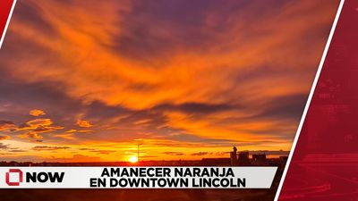 Amanecer naranja en Downtown Lincoln