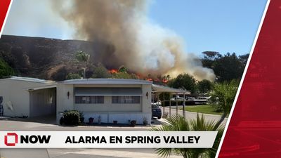 Incendio cerca de viviendas en Spring Valley