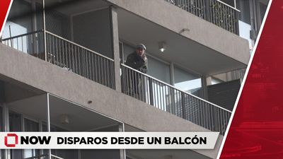 Hombre Dispara Arma desde Balcón de Apartamento