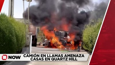 Camión en llamas amenaza casas en Quartz Hill