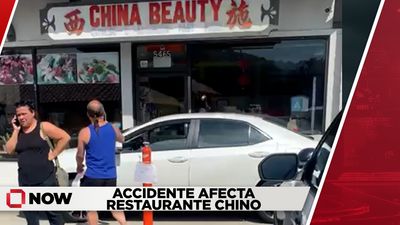Conductor de la tercera edad impacta contra restaurante en Highland Park