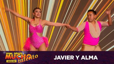Unos Bailarines Reciben Una Lección de Pancho Barraza