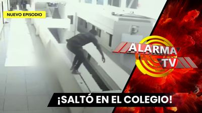 ¡Escolar se lanza desde tercer piso!