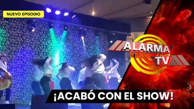 ¡Sepultados Por el Escenario en Plena Actuación!