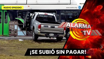 ¡Impacto letal! Camioneta atraviesa autobús.