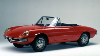 Reifeprüfung: Mit dem Alfa Romeo Spider Duetto zum Alfa-Museum in Mailand