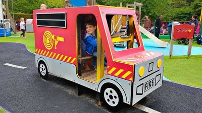 Playground Fun for Kids with Slides - Ninos Jugando con Coches